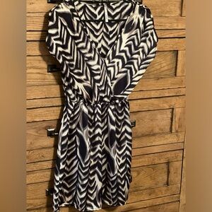 Cap sleeve bold print dress